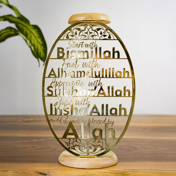 Parlak Altın oval metal mumluk, zikir yazılı, ahşap taban ve tablayla yakın önden görünüm