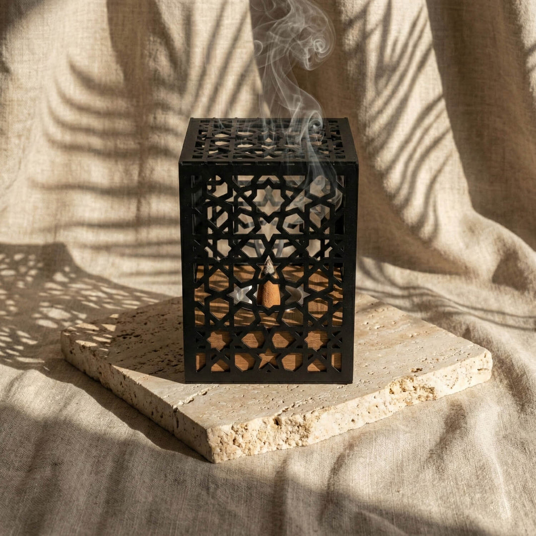 Ahşap Standlı Metal Tütsülük – İslami Motifli Rustik Tasarım