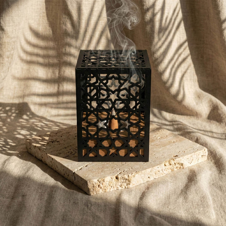 Ahşap Standlı Metal Tütsülük – İslami Motifli Rustik Tasarım
