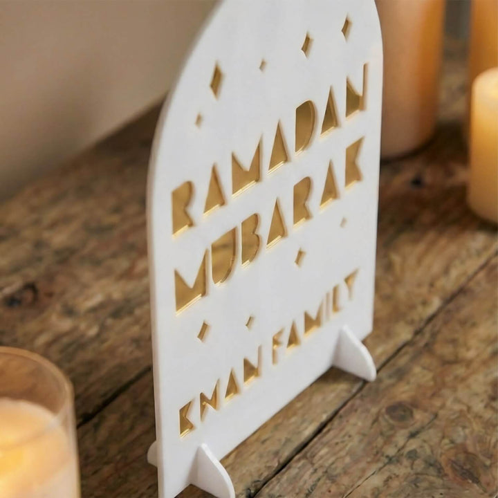 Kişiselleştirilebilir Aile İsimli Akrilik Masa Üstü Ramazan Dekoru