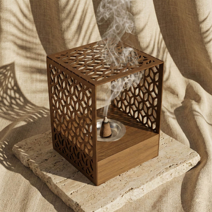 Ahşap Standlı Metal Tütsülük – Geometrik Motifli Minimalist Tasarım