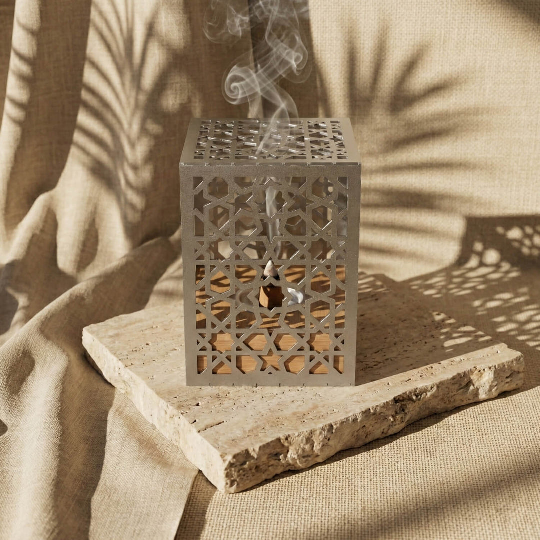 Ahşap Standlı Metal Tütsülük – İslami Motifli Rustik Tasarım