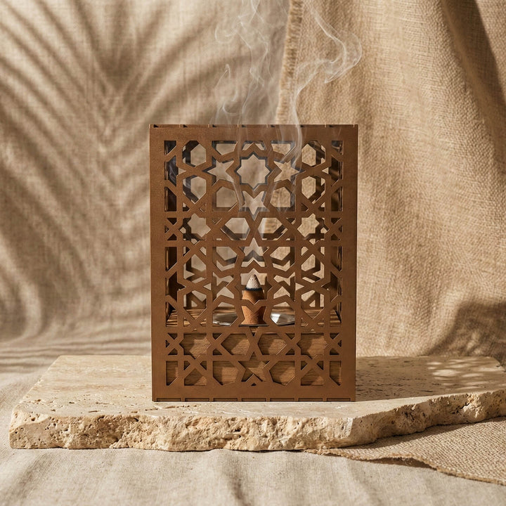 Ahşap Standlı Metal Tütsülük – İslami Motifli Rustik Tasarım