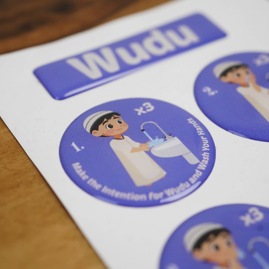 Erkek çocuk figürlü mavi abdest sticker, 3D kabartmalı epoksi yüzeyin yakın çekimi