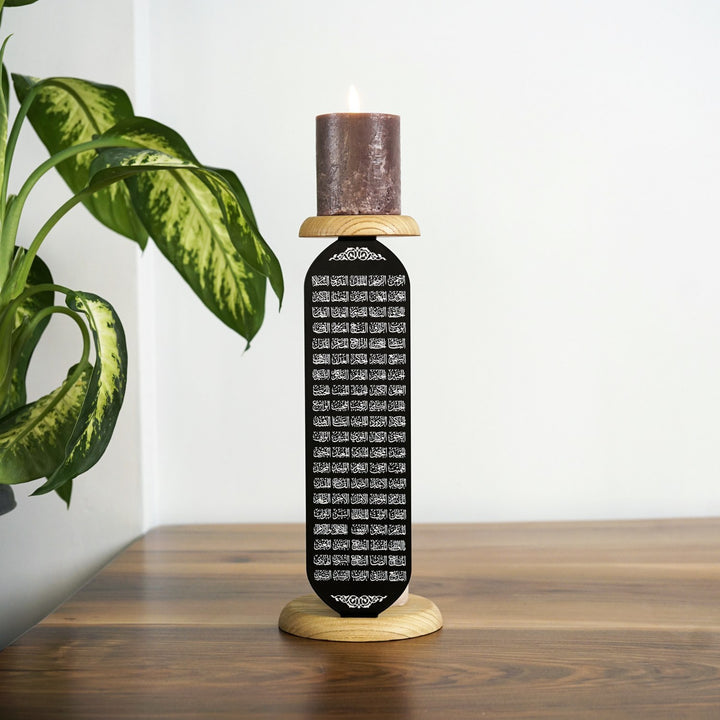 beyaz uv ile esmaul husnanin yazildigi siyah metal mumlugun alt ve ust kisminda ahsap mum koyma standi bulunuyor islamicwallarttr