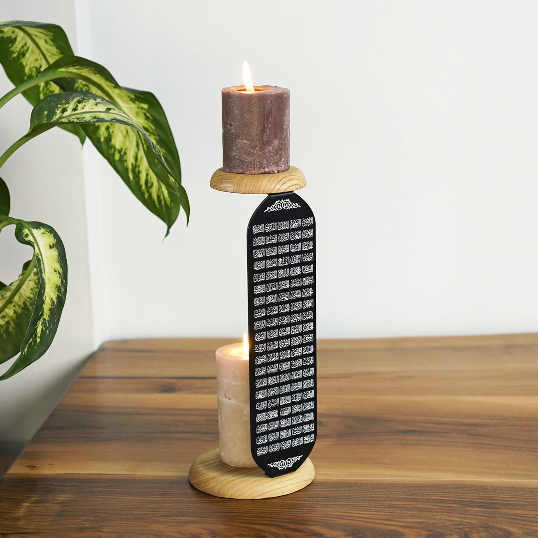 yan acidan gorulen uv baski ile esmaul husna yazili siyah metal mumlugun iki ahsap standinda yanan mumlar gorunuyor islamicwallarttr