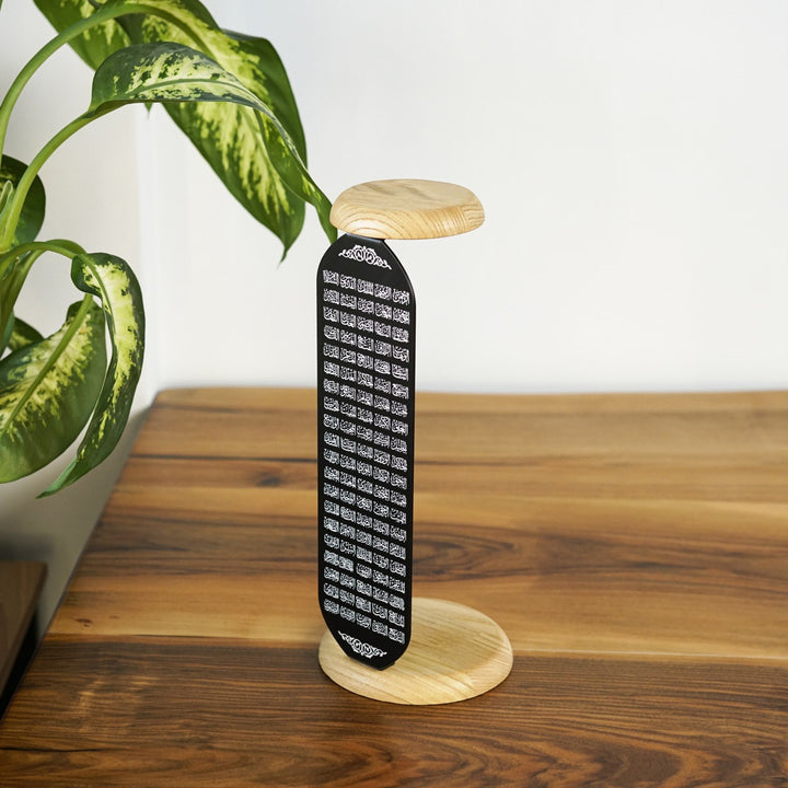 altta ve ustte ahsap mum koyma standi olan uv baski ile esmaul husna yazan siyah metal modern mumluk islamicwallartttr