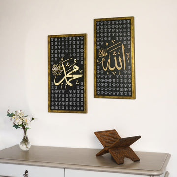Esmaül Hüsna ve Esmaün Nebi çerçeveli tablo seti, Allah ve Muhammed lafızlı iki Altın tablo, konsolun üstünde