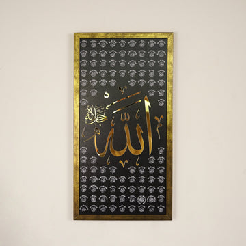 Altın çerçeveli Esmaül Hüsna tablosu, ortada Allah lafzı, çevresinde 99 isim, karşıdan