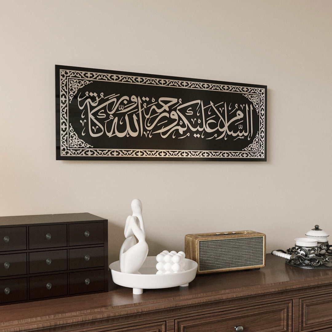 İslami kaligrafi sanatını modern cam işçiliğiyle buluşturan Esselamu Aleyküm ve Rahmetullahi ve Berekatuhu Temperli Cam Dini Tablo.