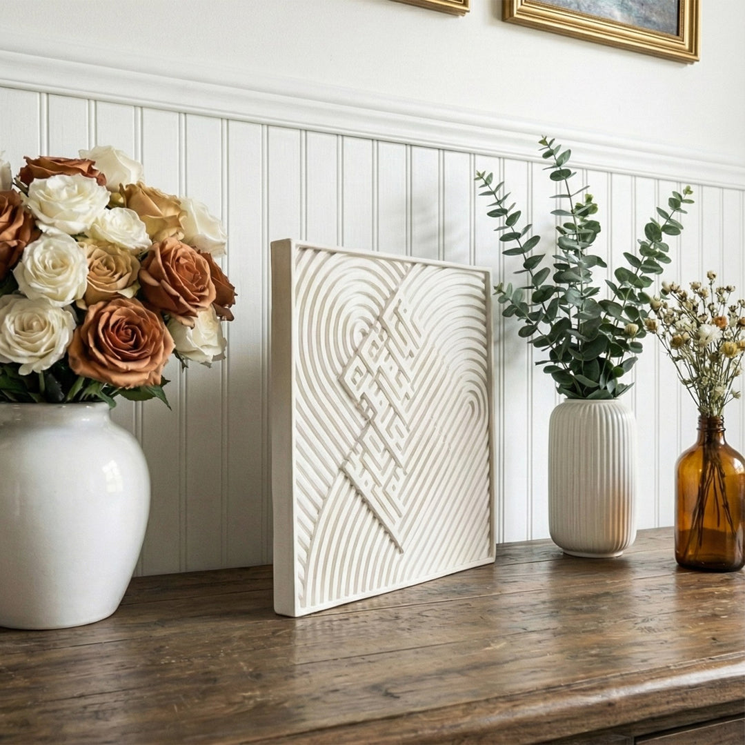 konsol uzerinde dekoratif vazolarla kombine edilmis fatiha kabartmali tas dekor modern ve estetik islamicwallarttr