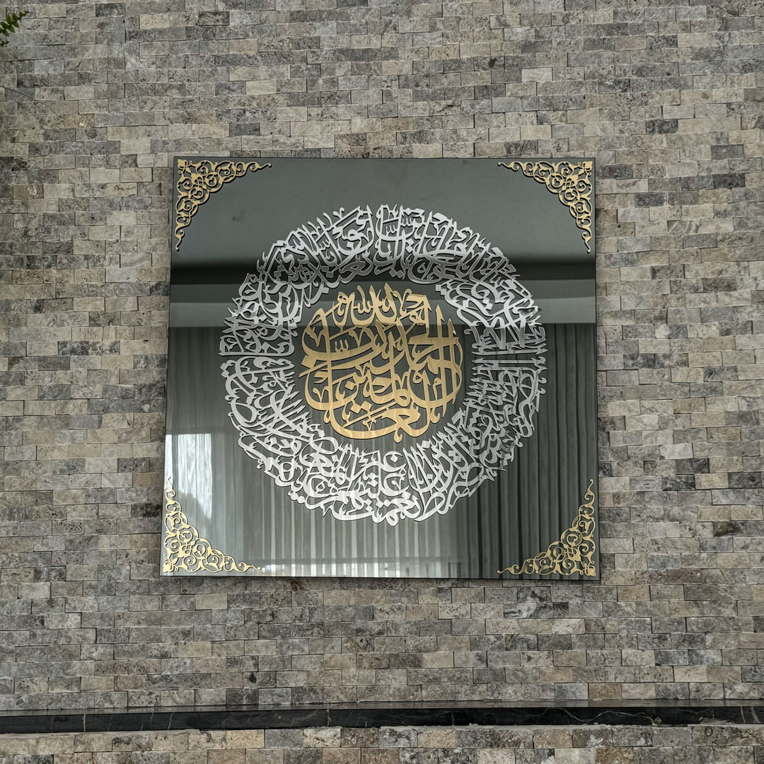 Altın köşe süslü Fatiha Suresi temperli cam tablo, taş duvarda yakın ön görünüm