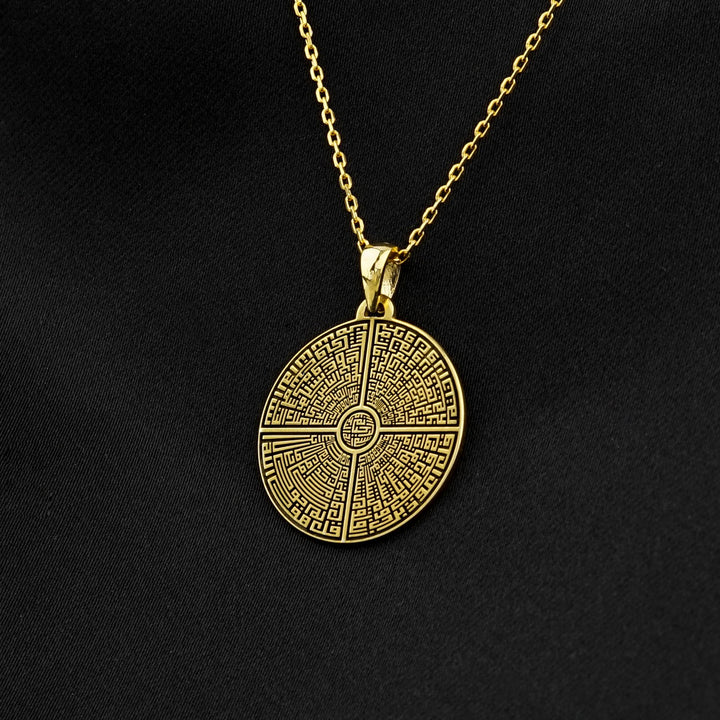 felak nas ihlas kafirun yazan kufi hat ile tasarlanmis yuvarlak altin kaplama gumus zincirli kolye islamicwallart