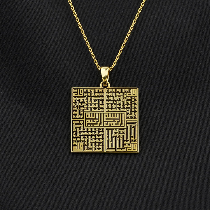 felak nas ihlas kafirun sureleri ile ortasinda besmele yazili kare sekilli kufi hat zincirli gumus kolye islamicwallarttr