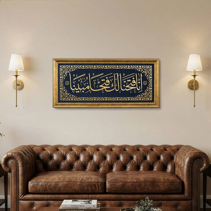 Lacivert kadife uzerine altin isleme fetih suresi cerceveli islami deri koltuk olan bir salonda duvara asili islamicwallarttr