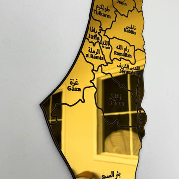 Altın aynalı Filistin haritasında Gazze, Halil ve Ramallah şehir isimlerinin yakın çekimi