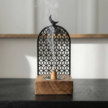 Geometrik ahşap standlı metal tütsülük, Siyah