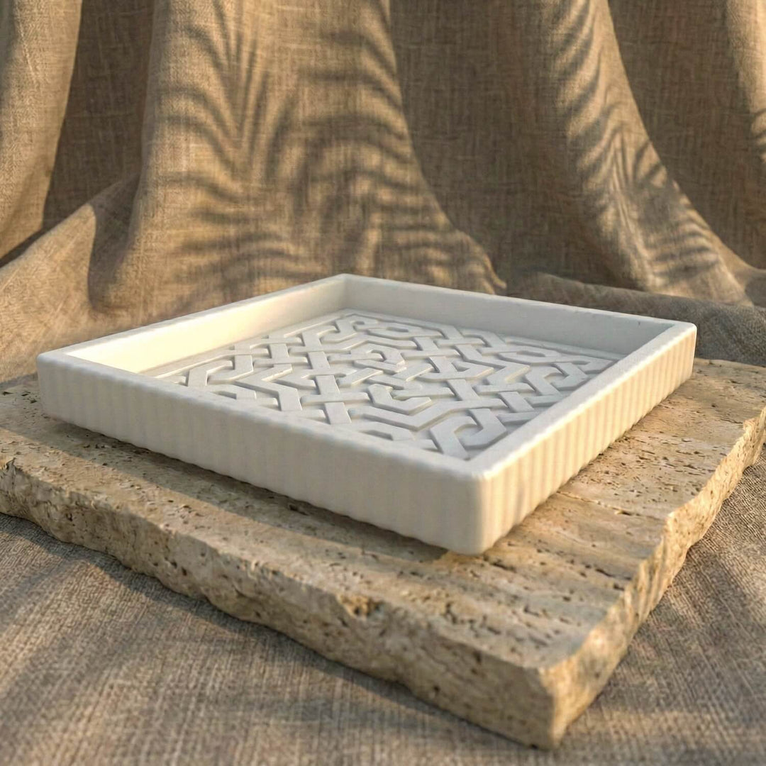 Geometrik geçme desenli taş tozu tabak, traverten taş üzerinde alçak açıdan yan görünüm