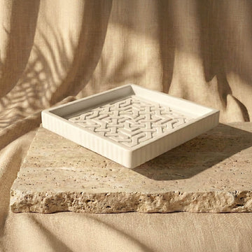 Geometrik geçme desenli taş tozu tabağın yandan görünümü, kenarlarındaki oluklu doku