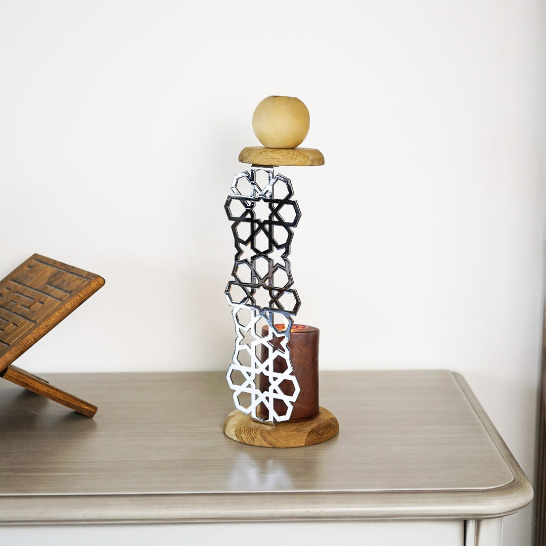 Parlak Gümüş geometrik desenli metal mumluk, ahşap tabanlı, komodinde rahle yanında