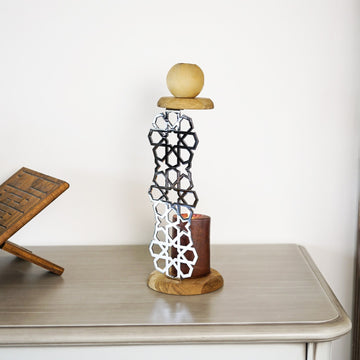 Parlak Gümüş geometrik desenli metal mumluk, ahşap tabanlı, komodinde rahle yanında