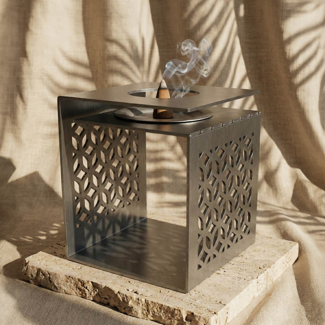 Gümüş renkli geometrik motifli metal buhurdanlık, tütsü konisi üst plaka altında