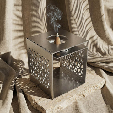 Gümüş renkli geometrik motifli metal buhurdanlık, tütsü konisi ve açık yan yüzeyle yakın görünüm