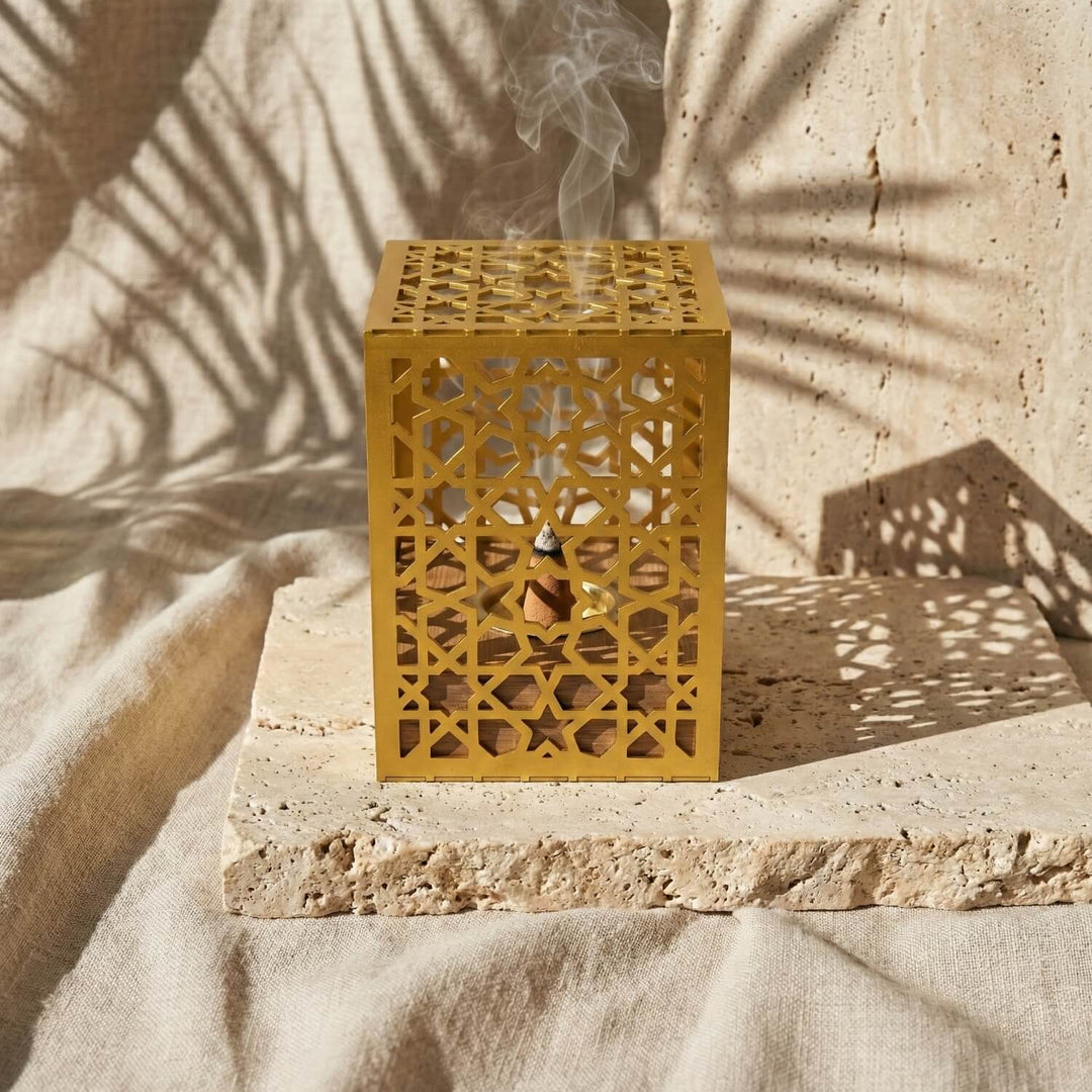 Ahşap Standlı Metal Tütsülük – İslami Motifli Rustik Tasarım