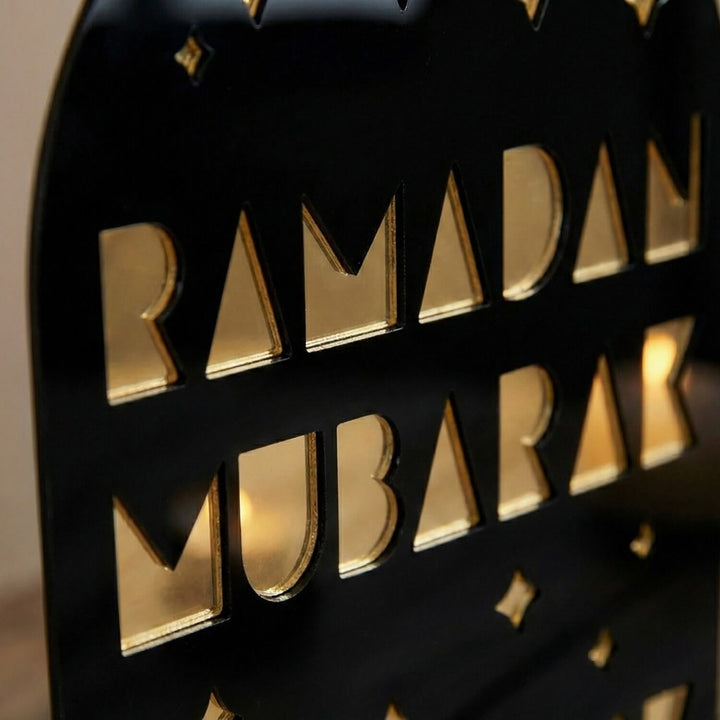 Kişiselleştirilebilir Aile İsimli Akrilik Masa Üstü Ramazan Dekoru