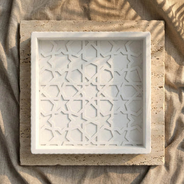 Granada geometrik yıldız motifli kare taş tozu tabak, traverten taş üzerinde üstten görünüm