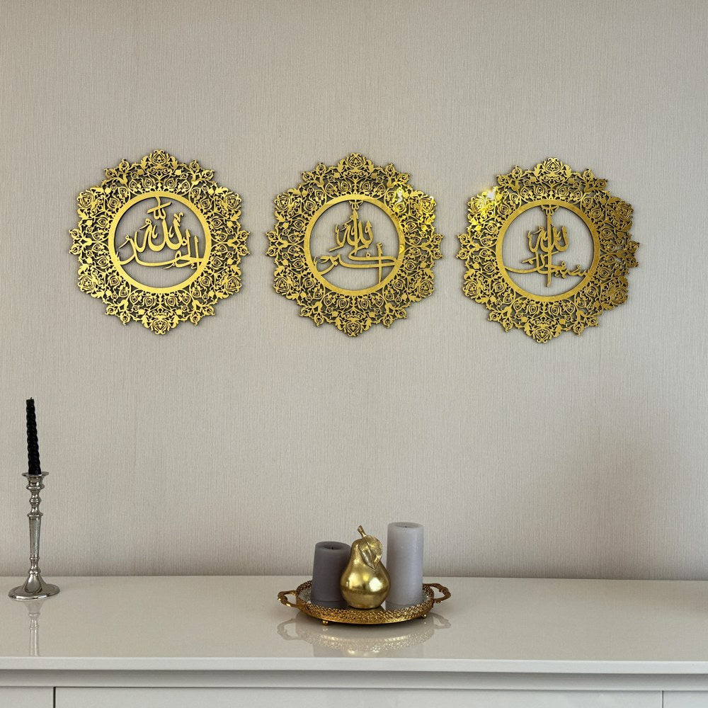 Gül desenli Sübhanallah, Elhamdülillah, Allahuekber 3'lü akrilik set, altın renk, beyaz konsolun üstündeki duvarda