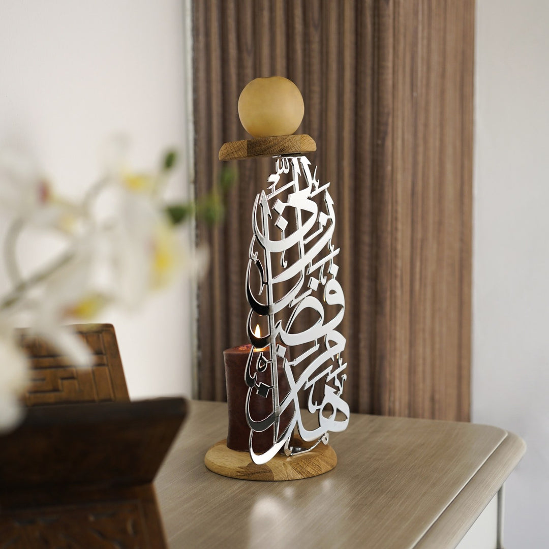 Parlak Gümüş metal hat mumluk, bordo mum ve çiçek önünde yandan görünüm