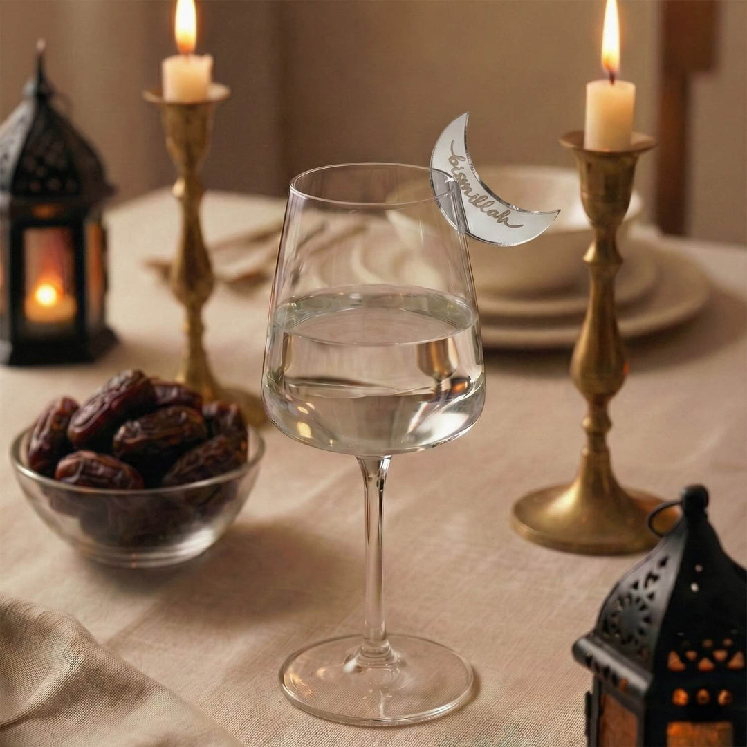 Hilal formlu gümüş akrilik bardak süsü, Bismillah yazılı, iftar sofrasında kadehin kenarında