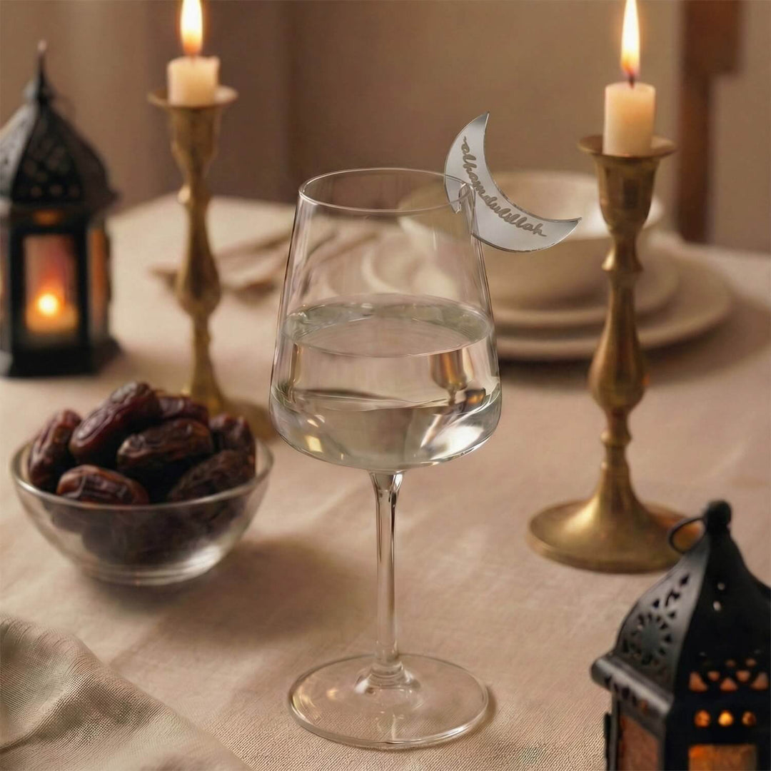 Hilal formlu gümüş akrilik bardak süsü, Elhamdülillah yazılı, iftar sofrasında kadehin kenarında