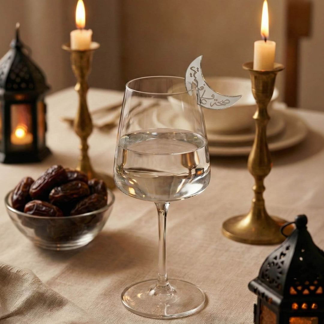 Hilal formlu gümüş akrilik bardak süsü, Arapça Sıhhat ve Afiyet yazılı, iftar sofrasında kadehte