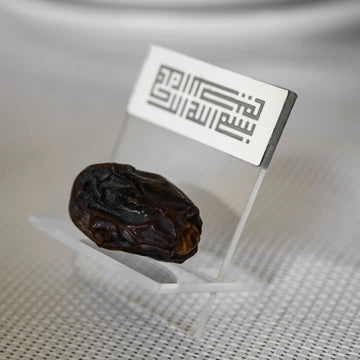 Gümüş renk Kufi besmele yazılı akrilik hurmalık, hurma ile yakın görünüm
