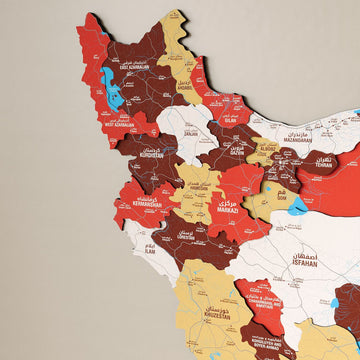 Terracotta tonlu İran haritası ahşap dekorun il sınırları ve il isimlerinin yakın çekimi