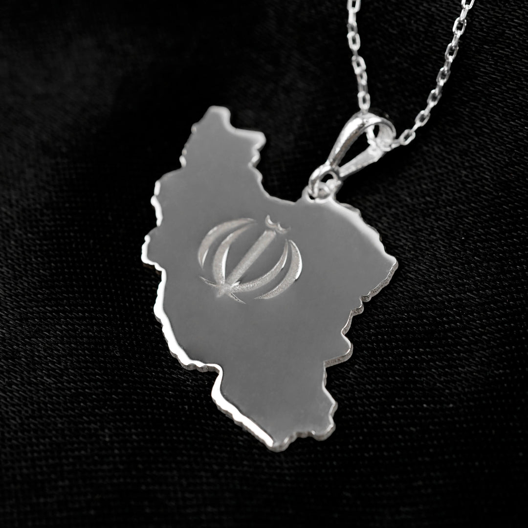 925 ayar gümüş İran haritası kolye ucunun amblemli yüzeyinin çok yakın çekimi