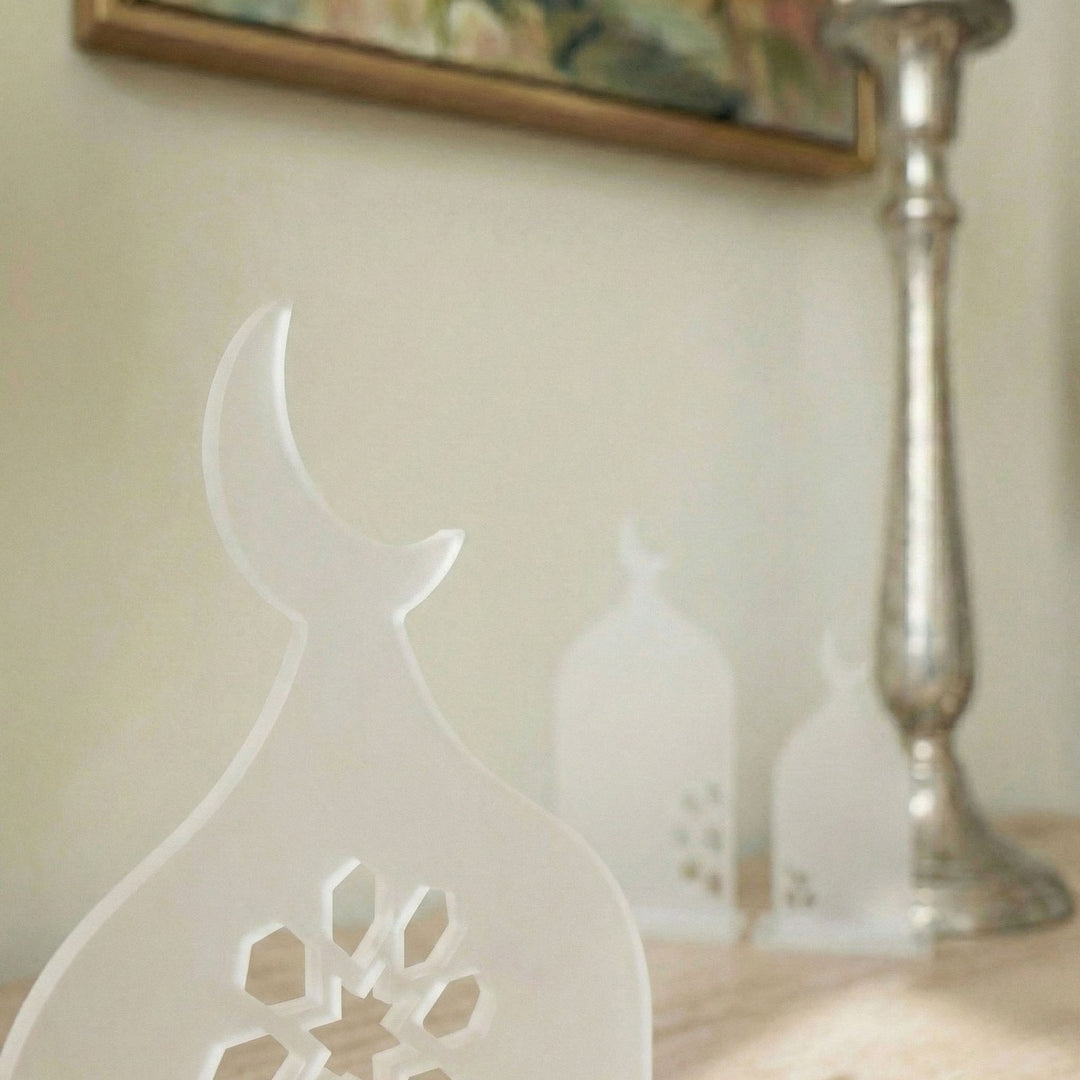 islami buzlu beyaz akrilik masaustu cami siluetli dekorun hilalinin yakindan gorunumu islamicwallarttr