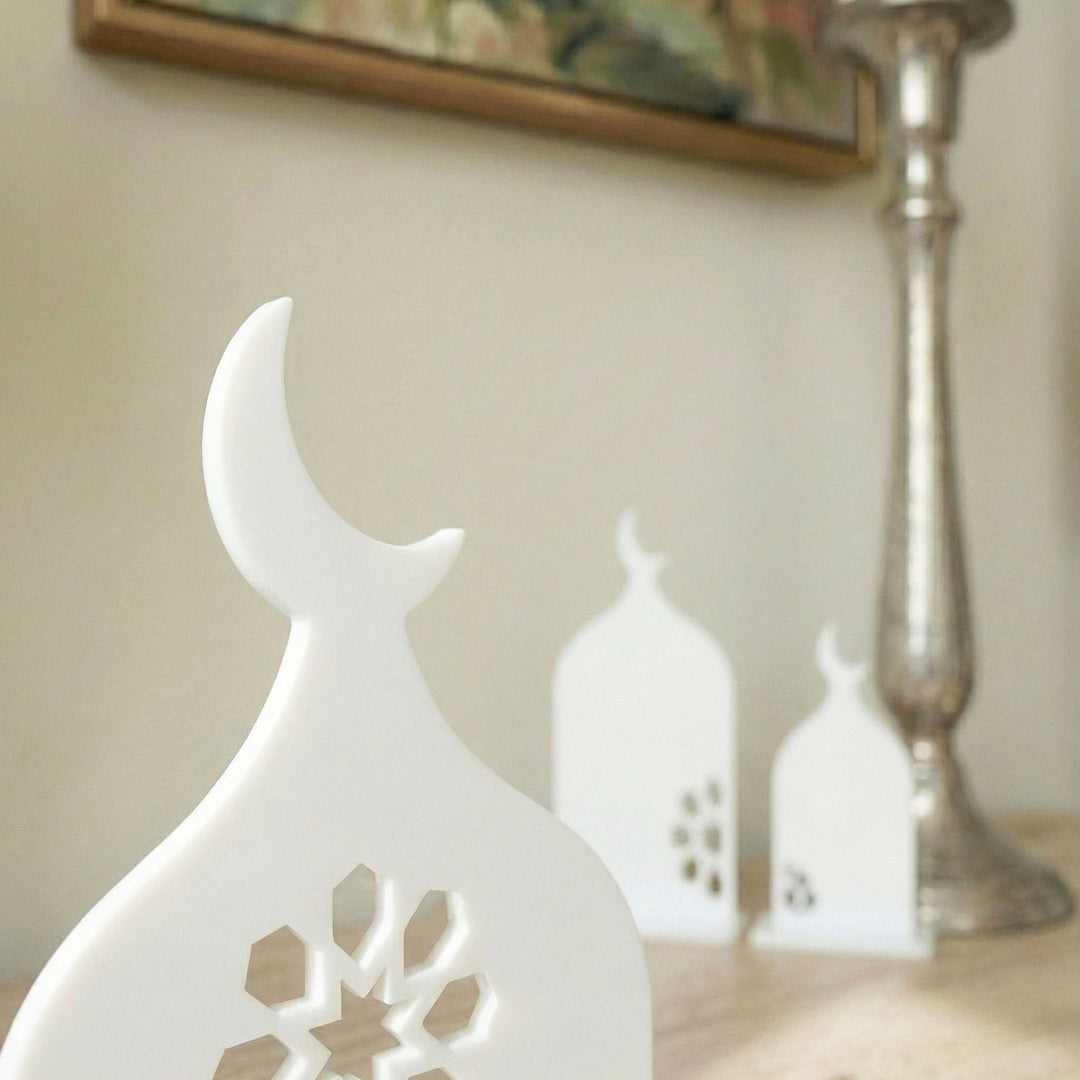 islami beyaz akrilik masaustu cami siluetli dekorun hilalinin yakindan gorunumu islamicwallarttr