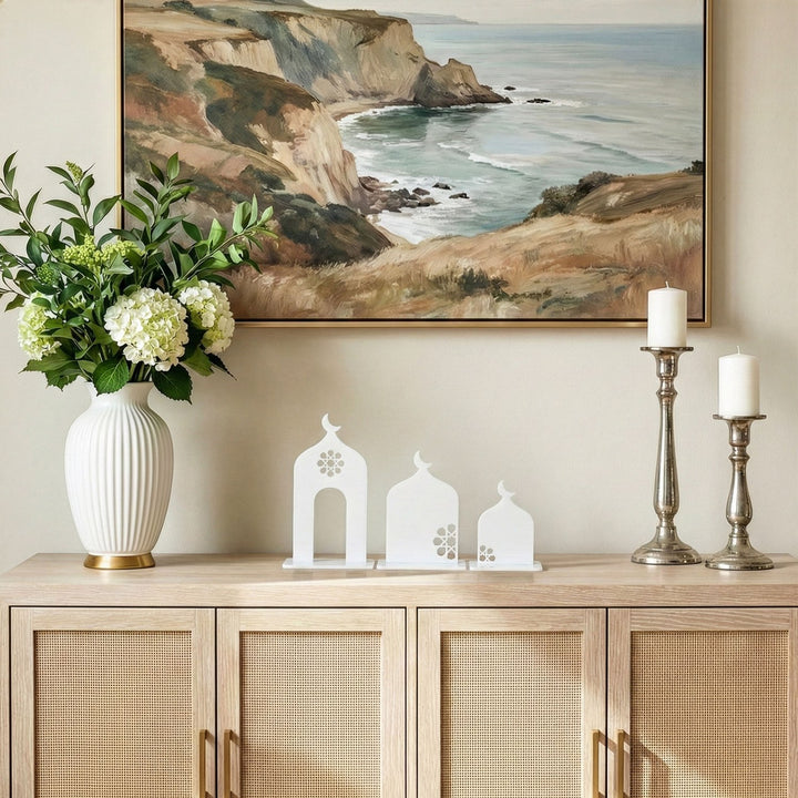 islami masaustu cami siluetli beyaz akrilik dekor seti minimalist tasarimi ile modern bir Ramazan aksesuari islamicwallarttr