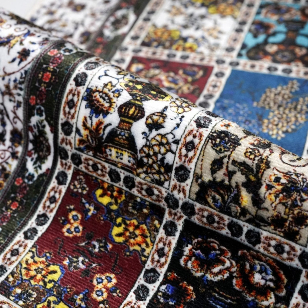 Rulo yapılmış patchwork seccadede kırmızı, mavi ve altın rengi çiçekli karolar