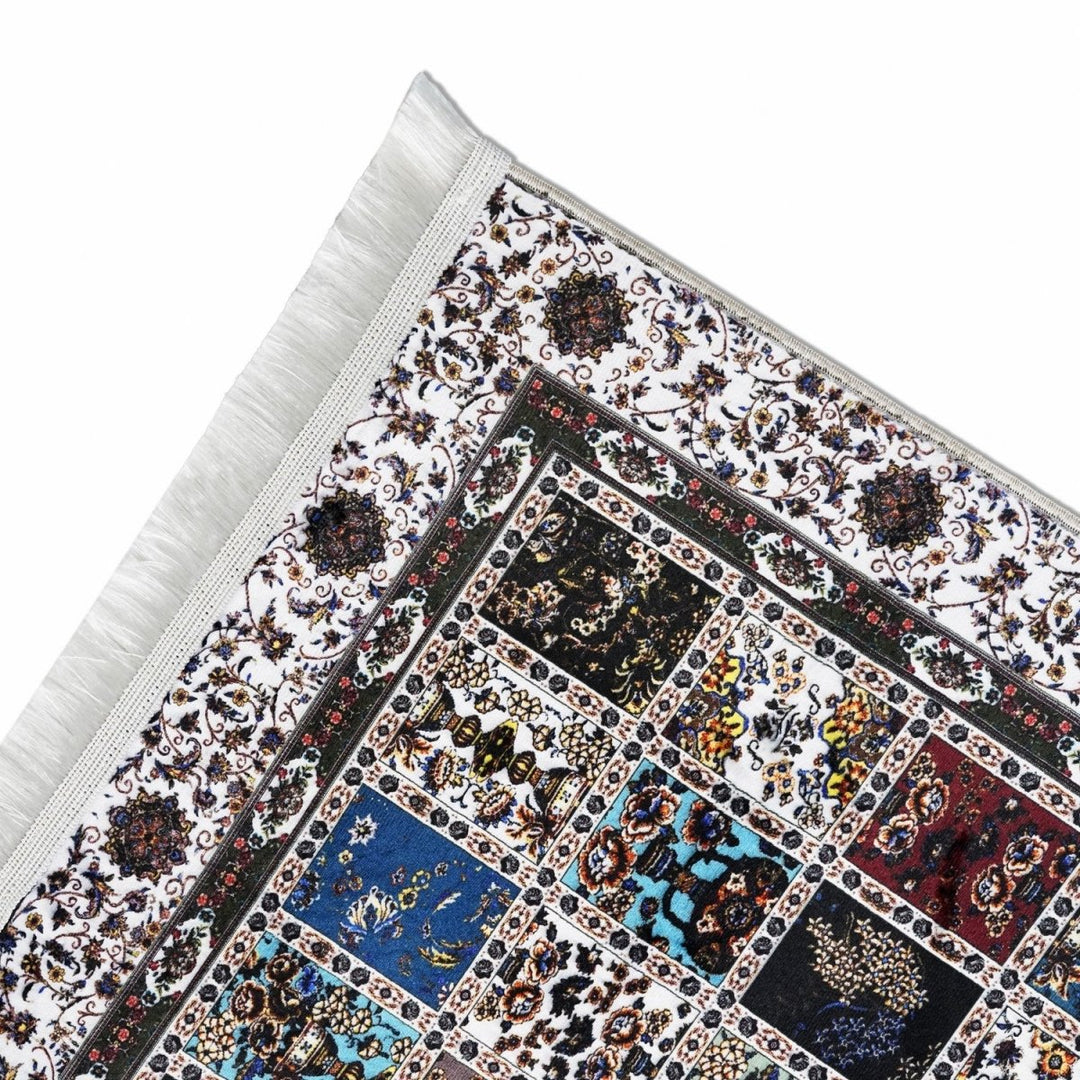 Patchwork seccadenin püsküllü köşesi, karo çiçek deseni açılı görünüm