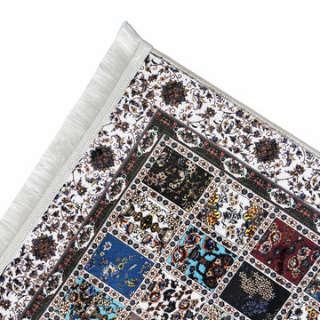 Patchwork seccadenin püsküllü köşesi, karo çiçek deseni açılı görünüm