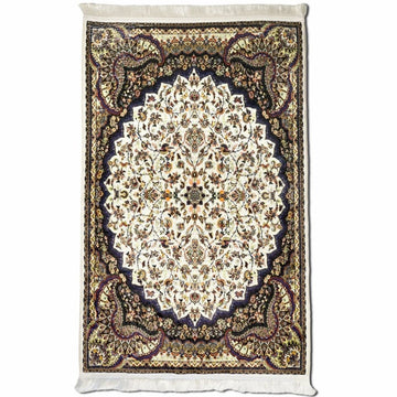 Bej siyah vintage çiçek desenli seccade, büyük krem madalyon ve beyaz püsküller, üstten görünüm