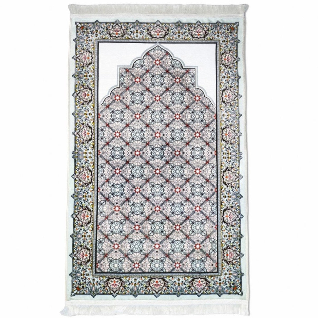 Gri kırmızı geometrik desenli seccade, mihrap kemeri ve beyaz püsküller, üstten görünüm