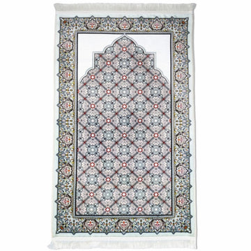 Gri kırmızı geometrik desenli seccade, mihrap kemeri ve beyaz püsküller, üstten görünüm