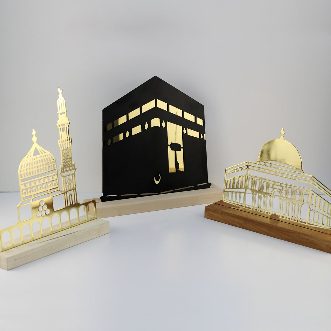 Üç parçalı Kabe, Mescid-i Aksa ve Mescid-i Nebevi metal dekor seti, açık gri fon önünde