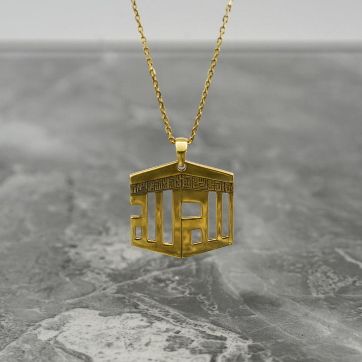 kabe tasarimli kufi hat ile kelime i tevhid yazili altin rengi gumus kolye sini takı islamicwallart
