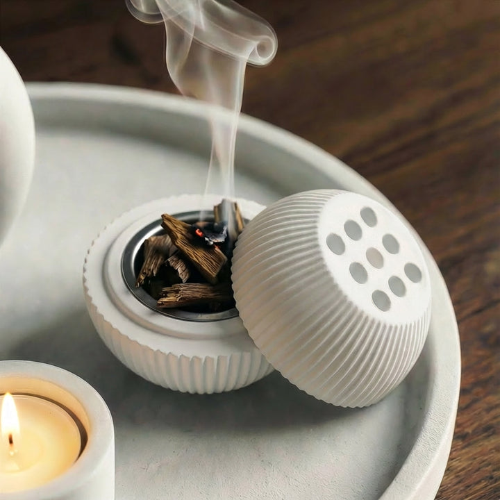 kapakli tas buhurdanlik kure seklindeki tasarimi ve beyaz rengiyle estetik bir kullanim sunar islamicwallarttr